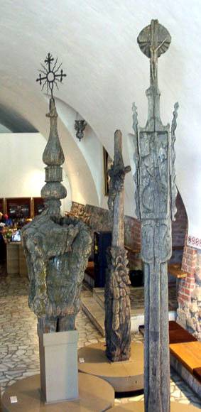 Vinco Svirskio kryžiai Lietuvos dailės muziejaus parodoje Krikščionybė Lietuvos mene. 2002 m. Danutės  Mukienės nuotrauka