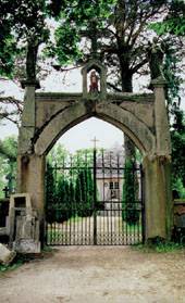 D. Rameika. Veiviržėnų kapinių vartai. XIX a. pabaiga. Granitas, geležis. Klaipėdos rajonas, Veiviržėnai