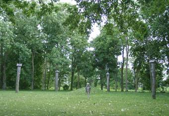 1863 m. sukilimo aikštelė Paberžės parke, priešais  muziejaus pastatą
